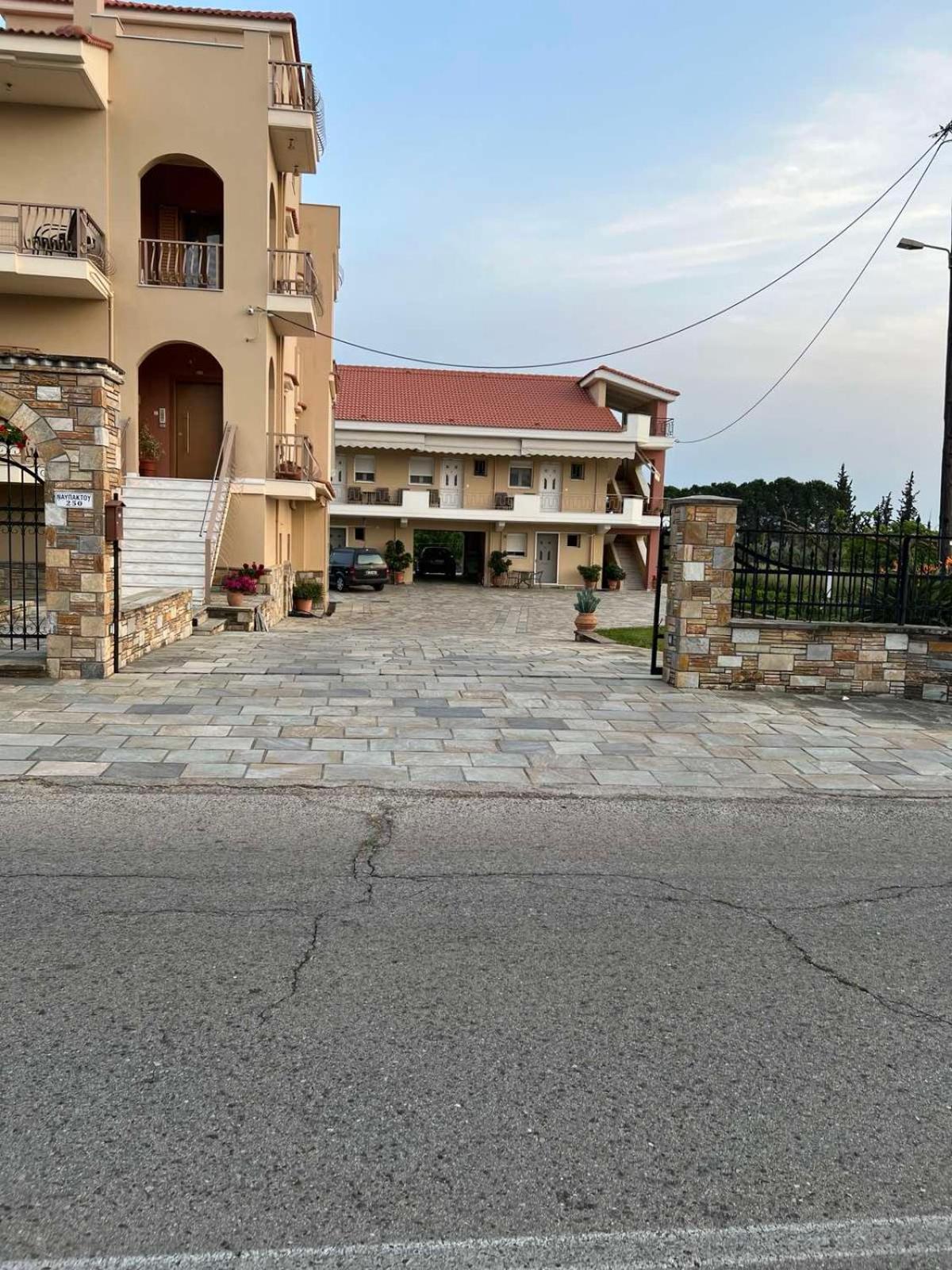Flo'S Apartments Missolonghi Exterior photo